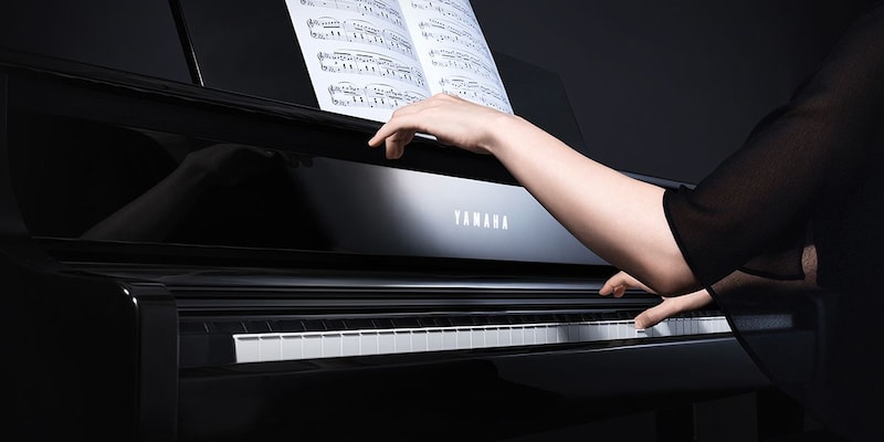 Человек, играющий на Yamaha Clavinova CLP-875PE