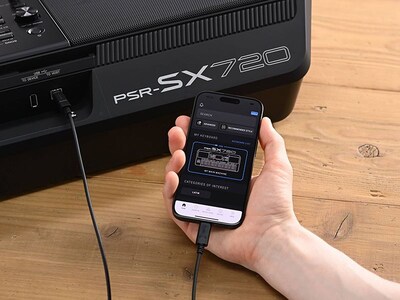 Рабочая станция Yamaha Arranger PSR-SX720 и смартфон с экраном официального приложения Yamaha «Expansion Explorer».