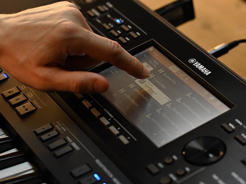 Operating the touch screen of the Yamaha Arranger Workstation PSR-SX720+