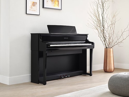 Yamaha Clavinova CLP-875PE в гостиной