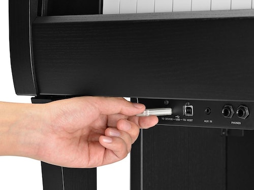 Вставка USB-накопителя в разъем USB TO DEVICE пианино Yamaha Clavinova серии CLP