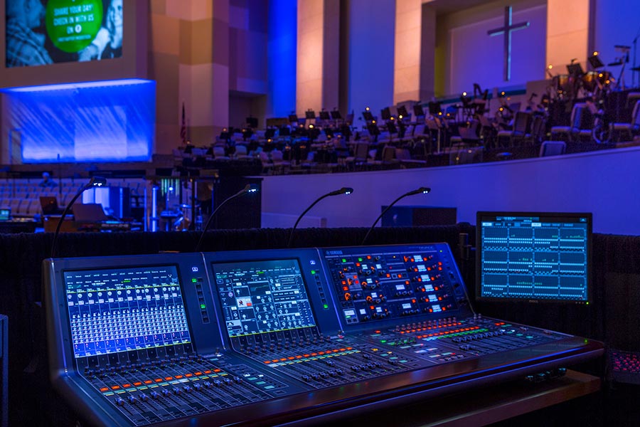Yamaha PM10 Monitor console