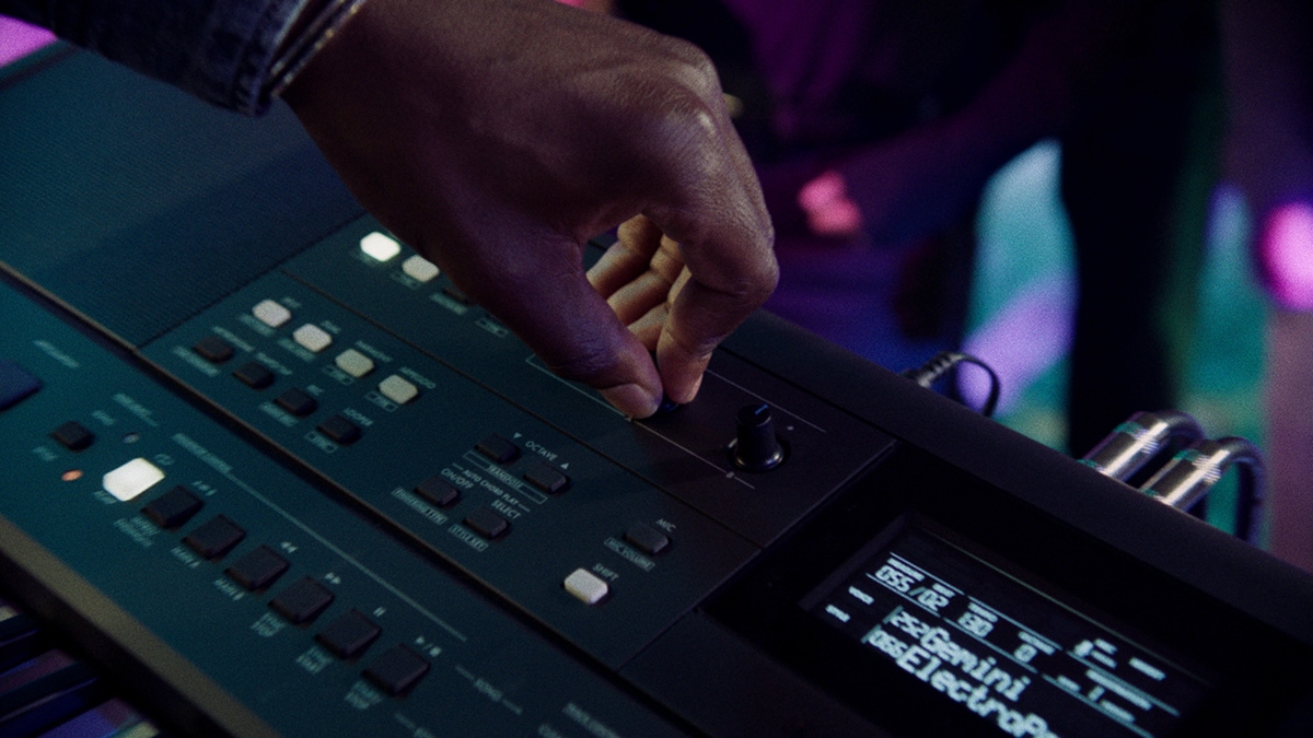 A person is controlling Live Control Knob of PSR-E483