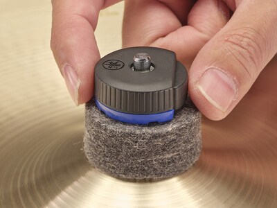 Image showing how to secure a cymbal by pinching a quick-release nut