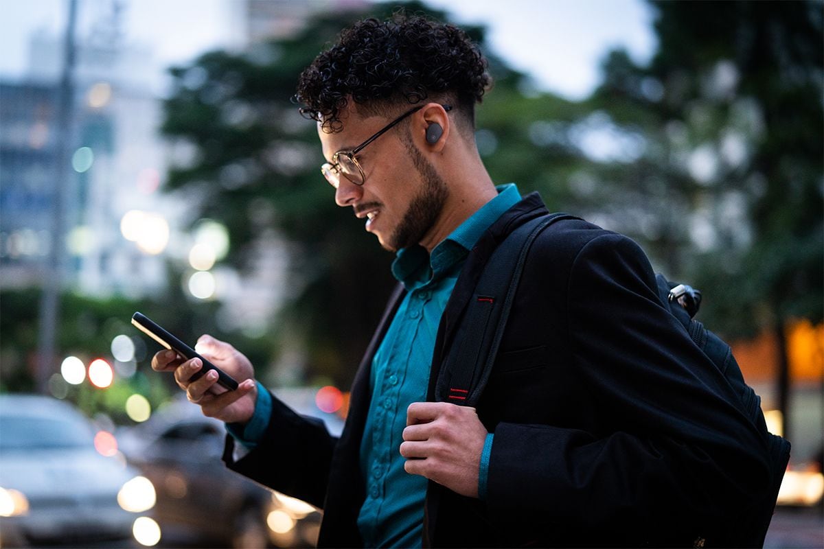 Headphones controlling online phone